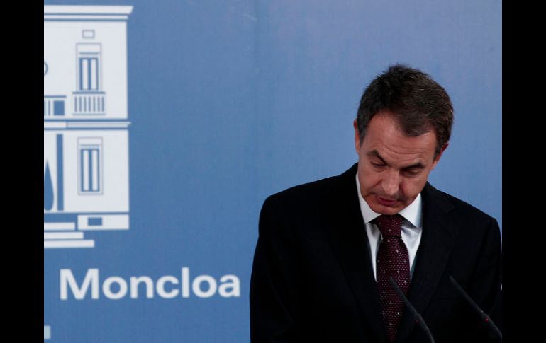 Zapatero, se presentó ante los periodistas para hacer una declaración institucional en la que sólo admitió tres preguntas. NTX  /