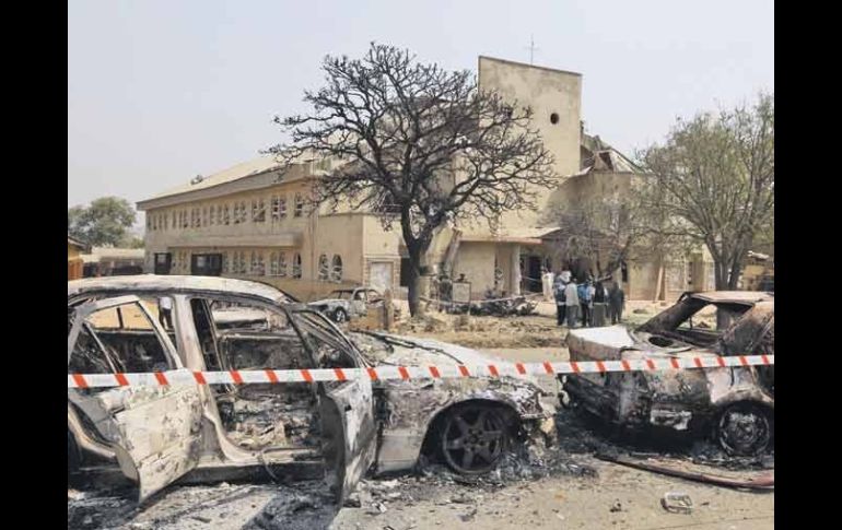 La imagen muestra la escena afuera de la iglesia  tras el ataque del grupo que plantó bombas en el Día de Navidad. REUTERS  /