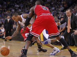 Monta Ellis (8) esquiva a Luol Deng de los Bulls de Chicago. AP  /