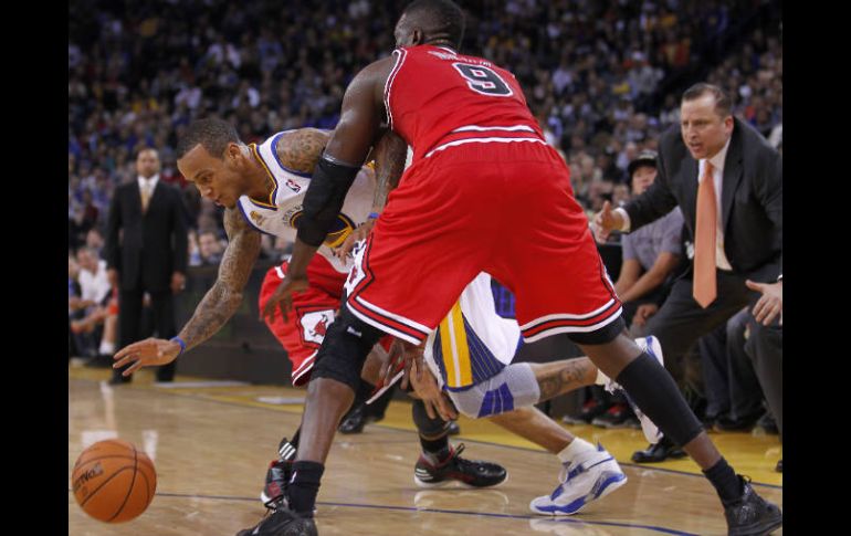 Monta Ellis (8) esquiva a Luol Deng de los Bulls de Chicago. AP  /