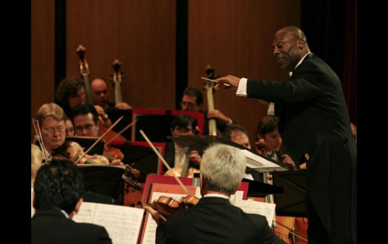 El director estadounidense Leslie B. Dunner encabezó uno de los conciertos destacados de 2011.  /