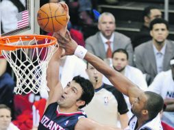 El poste georgiano Zaza Pachulia (27) destacó en el primer partido de los Hawks de Atlanta al aportar 13 puntos y bajar 11 rebotes. AP  /