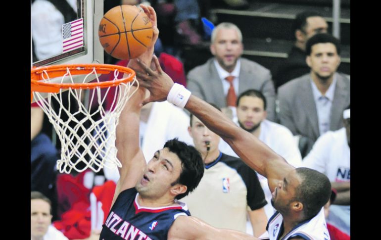 El poste georgiano Zaza Pachulia (27) destacó en el primer partido de los Hawks de Atlanta al aportar 13 puntos y bajar 11 rebotes. AP  /