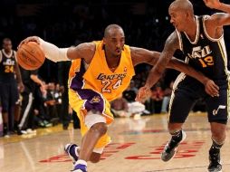 Kobe Bryant (izquierda) logró encestar 25 puntos durante el encuentro con los de Utah. AFP  /