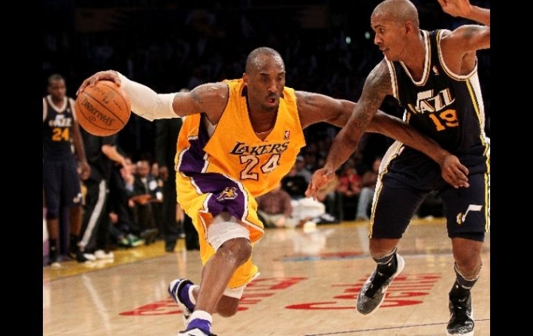 Kobe Bryant (izquierda) logró encestar 25 puntos durante el encuentro con los de Utah. AFP  /