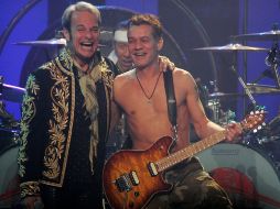 Eddie Van Halen (der) aquí con el vocalista original de la banda: David Lee Roth (izq) anuncian gira durente el año 2012. AP  /