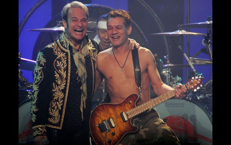 Eddie Van Halen (der) aquí con el vocalista original de la banda: David Lee Roth (izq) anuncian gira durente el año 2012. AP  /