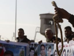 Manifestantes protestan afuera del juzgado, muestran una horca expesando su condena a Mubarak.  REUTERS  /