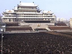 Una multitud asiste a los actos funerarios por el líder norcoreano Kim Jong Il en Pyongyang. EFE  /