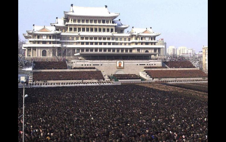 Una multitud asiste a los actos funerarios por el líder norcoreano Kim Jong Il en Pyongyang. EFE  /