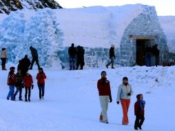 Turistas pasean en las afueras de el hotel Balea Lac, en Rumania. REUTERS  /