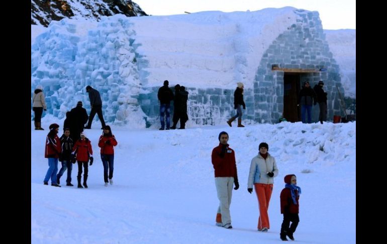 Turistas pasean en las afueras de el hotel Balea Lac, en Rumania. REUTERS  /