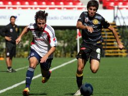 Omar Arellano busca desbordar por la banda durante el partido ante la UdG. MEXSPORT  /