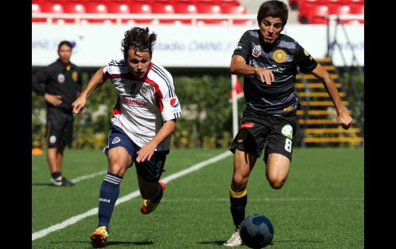 Omar Arellano busca desbordar por la banda durante el partido ante la UdG. MEXSPORT  /