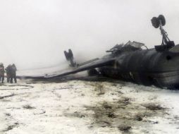 Los bomberos trabajan en la extinción del fuego tras estrellarse un avión Tu-134 con 73 pasajeros a bordo. EFE  /