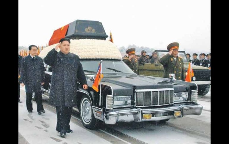 Kim Jong-un, hijo del fallecido dictador y posible sucesor, camina a un costado del féretro de su padre, en Pyongyang. REUTERS  /