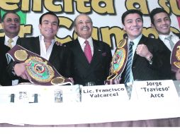 Juan Manuel Márquez recibió el cinturón de supercampeón OMB de parte del presidente de dicho organismo. MEXSPORTS  /