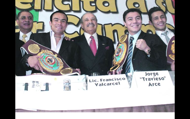 Juan Manuel Márquez recibió el cinturón de supercampeón OMB de parte del presidente de dicho organismo. MEXSPORTS  /