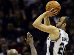 Ginóbili fue líder de los Spurs al lograr 24 puntos. AP  /