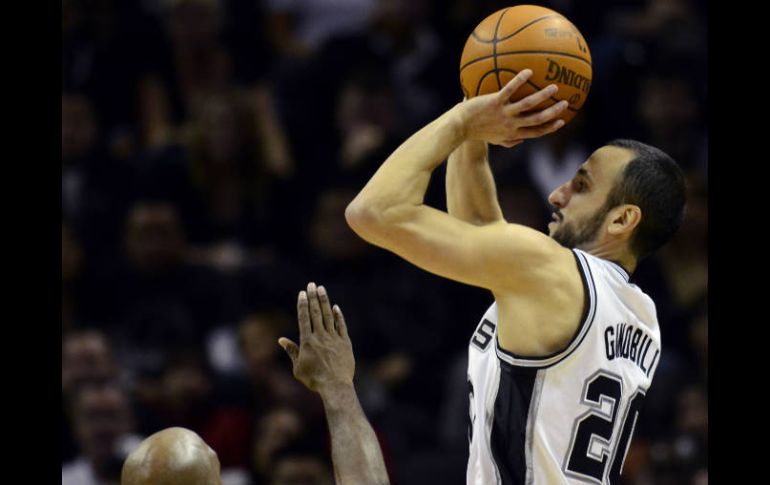 Ginóbili fue líder de los Spurs al lograr 24 puntos. AP  /