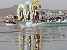 El 7 de enero las figuras que representan a Melchor, Gaspar y Baltazar salen de la iglesia para recorrer la laguna. ARCHIVO  /