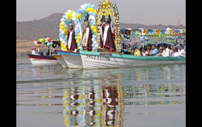 El 7 de enero las figuras que representan a Melchor, Gaspar y Baltazar salen de la iglesia para recorrer la laguna. ARCHIVO  /