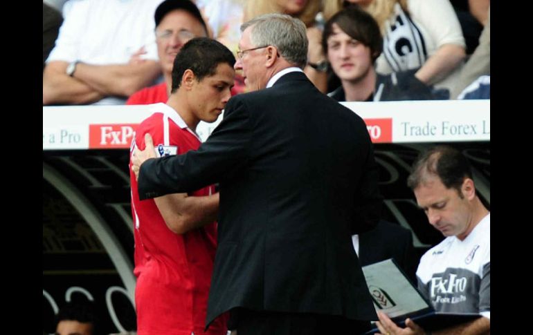 Imagen del técnico Alex Ferguson (der.) en la banca del equipo, el ManU no va por refuerzos en invierno. MEXSPORT  /