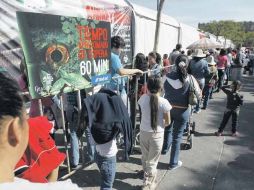 Los niños y niñas se desesperan porque la fila no avanza, pero al final salen emocionados de la exhibición de dinosaurios.  /