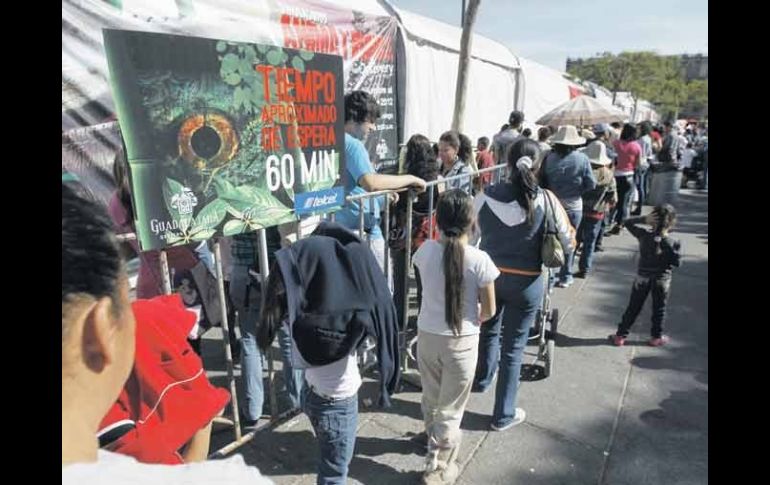 Los niños y niñas se desesperan porque la fila no avanza, pero al final salen emocionados de la exhibición de dinosaurios.  /