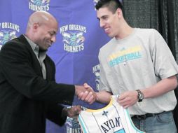 Gustavo Ayón fue presentado hace una semana por los Hornets de Nueva Orleáns, equipo con el que incursiona a la NBA. AP  /