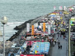 El campamento base de los automotores que participarán en el Rally Dakar, se encuentra en Mar del Plata, al sur de Buenos Aires. AP  /