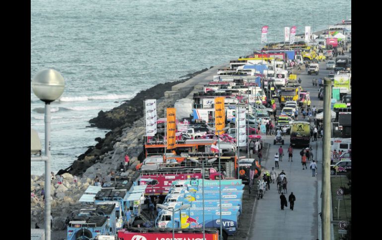 El campamento base de los automotores que participarán en el Rally Dakar, se encuentra en Mar del Plata, al sur de Buenos Aires. AP  /