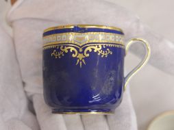 Taza de té elaborada con porcelana y utilizada por los pasajeros de primera clase en el Titanic, parte de los objetos a subastarse. AP  /