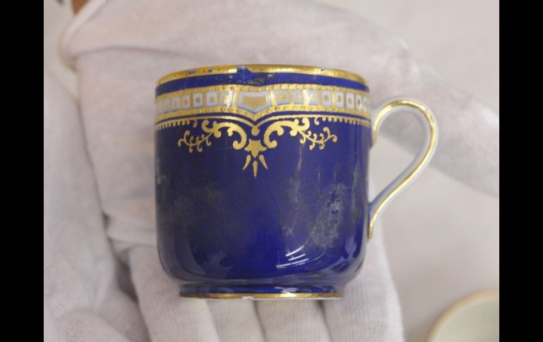 Taza de té elaborada con porcelana y utilizada por los pasajeros de primera clase en el Titanic, parte de los objetos a subastarse. AP  /