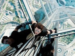 Tom Cruise, encarnando al agente Ethan Hunt, se lanza desde el edificio más alto del mundo: el Bhutj Kalifa, de Dubai. EL UNIVERSAL  /