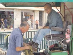 Para quienes tienen la maña de llevar siempre bien boleados los zapatos, el centro de la ciudad está plagado de boleadores.  /