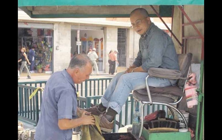 Para quienes tienen la maña de llevar siempre bien boleados los zapatos, el centro de la ciudad está plagado de boleadores.  /