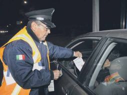 La noche del sábado y madrugada del domingo, alrededor de 200 agentes viales vigilarán las calles en el operativo radar-alcoholímetro.  /