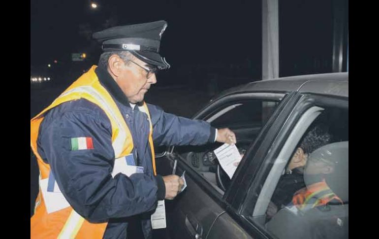 La noche del sábado y madrugada del domingo, alrededor de 200 agentes viales vigilarán las calles en el operativo radar-alcoholímetro.  /