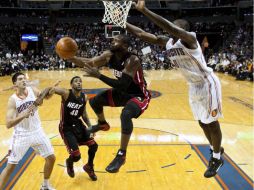 Dwayne Wade anotó la canasta decisiva para otorgar el triunfo al Heat de Miami. REUTERS  /