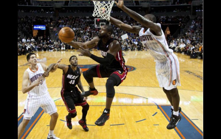 Dwayne Wade anotó la canasta decisiva para otorgar el triunfo al Heat de Miami. REUTERS  /