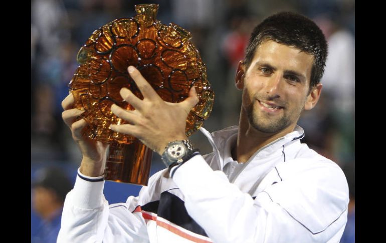 Djokovic tendrá un reto difícil para el 2012 al defender 10 títulos. EFE  /