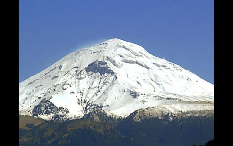 La presencia de nieve dificultó las maniobras, en las que se utilizaron camillas de arrastre. ARCHIVO  /