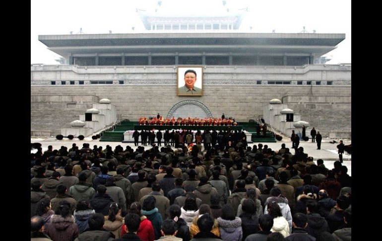 Buscan resolver escasez de alimentos manteniendo políticas del fallecido Kim Jong-il. REUTERS  /