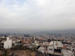 La quema de fogatas, basura y pirotecnia detonaron hoy la contaminación en ciertas zonas de la ciudad pero no se decretó alerta.  /