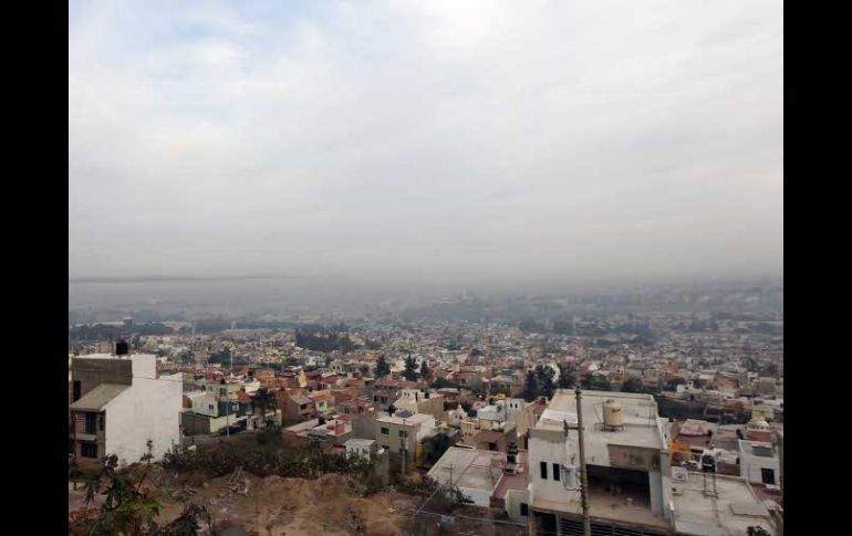 La quema de fogatas, basura y pirotecnia detonaron hoy la contaminación en ciertas zonas de la ciudad pero no se decretó alerta.  /