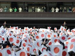 El emperador saldrá hoy al balcón imperial cinco veces para saludar a miles de japoneses que acuden al Palacio. AFP  /