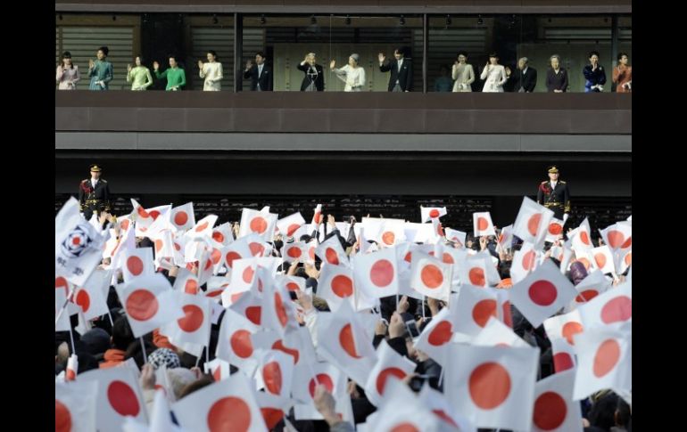 El emperador saldrá hoy al balcón imperial cinco veces para saludar a miles de japoneses que acuden al Palacio. AFP  /