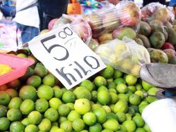 Colocarán preciadores en los comercios semifijos y ambulantes para que exhiban, de forma visible, los costos de sus productos. ARCHIVO  /