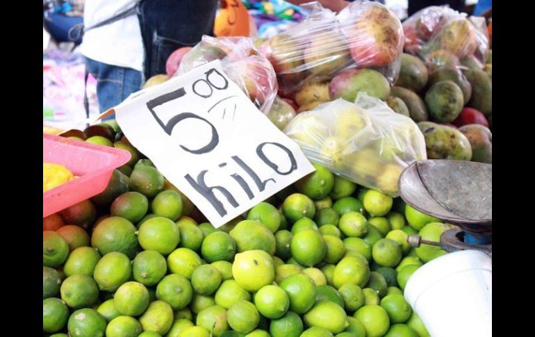 Colocarán preciadores en los comercios semifijos y ambulantes para que exhiban, de forma visible, los costos de sus productos. ARCHIVO  /